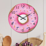 Niedlich rosa Donut große Uhr<br><div class="desc">Diese niedliche, lustige Wanduhr ist mit einem Aquarellpinken Donut mit Sprinklen dekoriert. Das perfekte Geschenk für einen Donut-Liebhaber! Original Wasserfarbe © Michele Davies.</div>