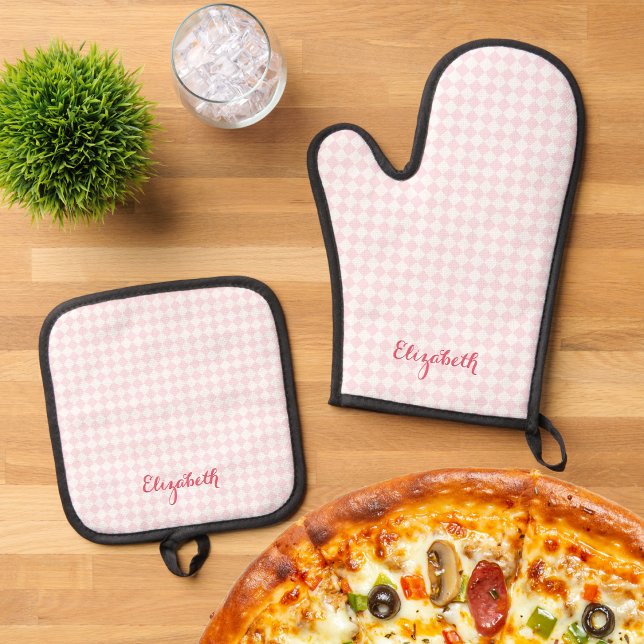 Niedlich rosa weiß kariert Retro Rustikal Mit Mono Ofenhandschuh & Topflappen-Set (Cute Pink White Checkered Retro Rustic Monogrammed Oven Mitt & Pot Holder Set)