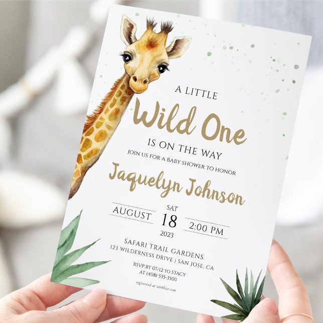 Niedlich Safari Adventure Giraffe Baby Dusche Einladung (A little wild one safari giraffe invite held in hand.)