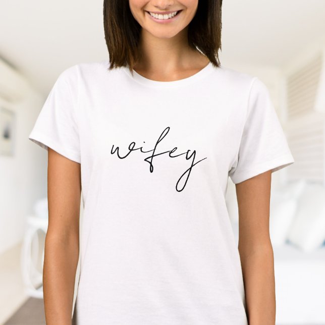 Niedlich Simple Wifey | Schwarzes Skript, weiß T-Shirt (Von Creator hochgeladen)