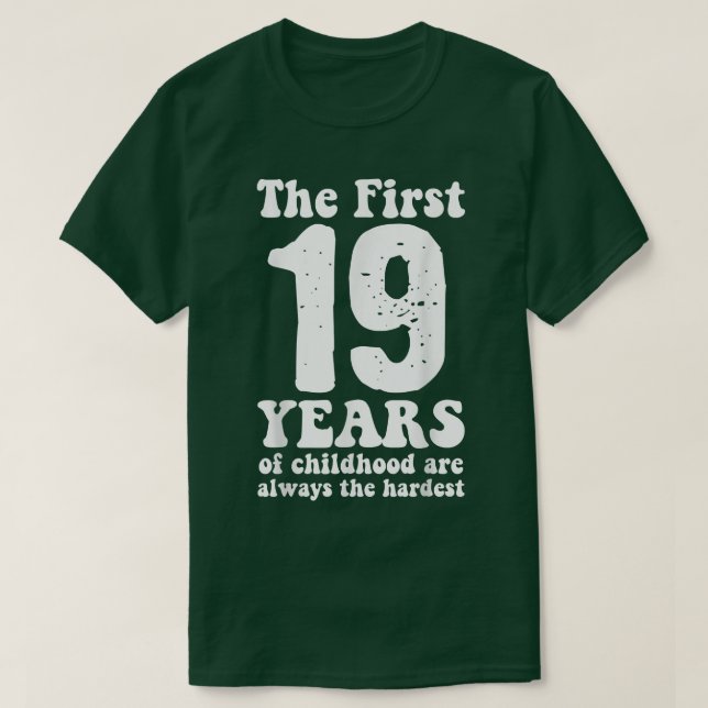 niedlich sind die ersten 19 Jahre der Kindheit imm T-Shirt (Design vorne)