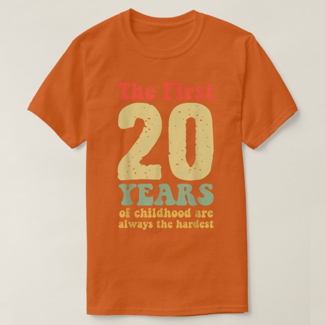 niedlich sind die ersten 20 Jahre der Kindheit imm T-Shirt (Design vorne)