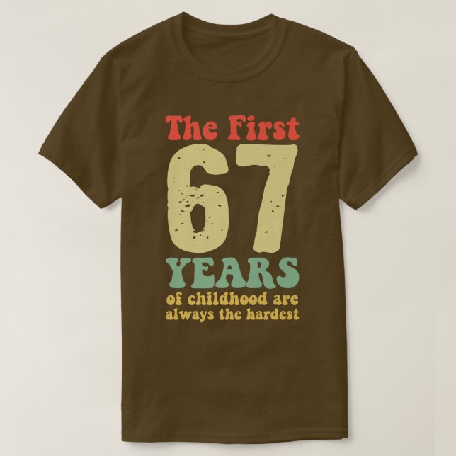 niedlich sind die ersten 67 Jahre der Kindheit imm T-Shirt (Design vorne)