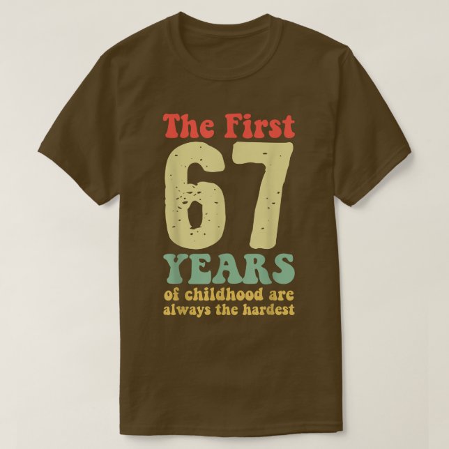 niedlich sind die ersten 67 Jahre der Kindheit imm T-Shirt (Design vorne)