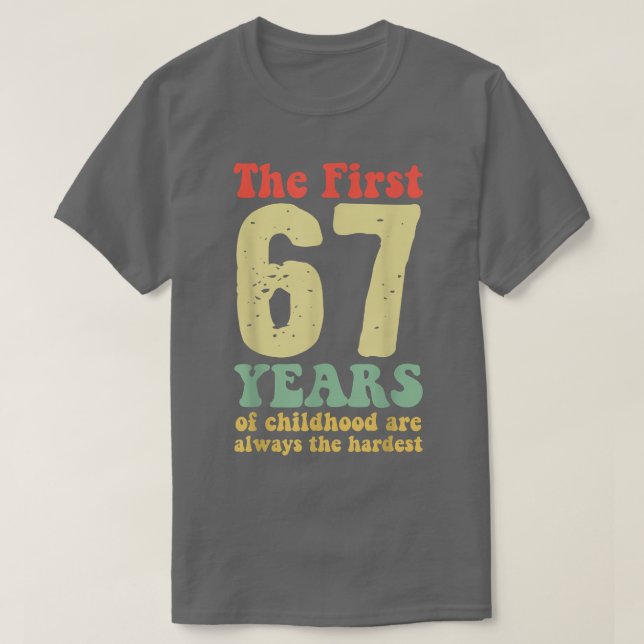 niedlich sind die ersten 67 Jahre der Kindheit imm T-Shirt (Design vorne)
