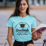 Niedlich Sky Blue Graduate Personalisierter Abschl T-Shirt<br><div class="desc">Diese coolen himmelblauen T - Shirt für Senioren haben Ihren High School- oder Uni-Namen für die Klasse von 2025. Passen Sie mit Ihrem geschlossen Jahr unter der schicken handgeschriebenen Drehbuch und schwarzen Graduiertenkappe für eine große personalisierte Abitur Party T.</div>