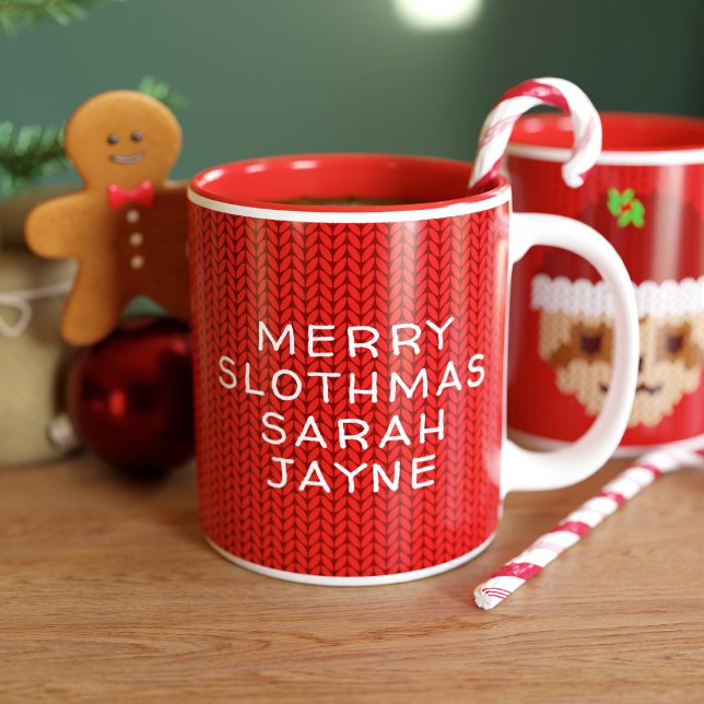 Niedlich Sloth Personalisierter Weihnachtsfeiertag Zweifarbige Tasse (Santa Sloth is coming to town! Just add your name to this cute Christmas mug)