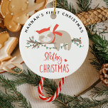 Niedlich Slothy 1. Weihnachtskids Keramik Ornament<br><div class="desc">Markieren Sie Ihre Kleinen zuerst Weihnachten mit diesem niedlichen Sloth-Ornament. Das Design besticht durch einen schlanken Winterschlaf auf einem beleuchteten Baumstamm,  den Text 'schlampig Weihnachten' und den Namen.</div>