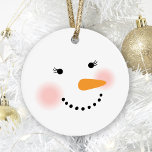 Niedlich Snowman Face Holiday Ornament<br><div class="desc">Ihre Freunde und Verwandten werden in dieser Wintersaison mit diesem niedlichen und geistlichen Schneemann Weihnachtsschmuck lächeln. Das Design besticht durch eine fröhliche Schneefrau mit warmen rosigen Wangen, Wimpern, einer Karottennase und einem Lächeln aus Kohle. Schneeweiße, schwarze, rosa und orangefarbene Farben. Ein zweiseitiges Ornament kann mit einem Namen oder einem anderen...</div>