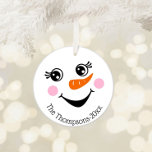 Niedlich Snowman Face Personalisierte Ornamente<br><div class="desc">Dieses Niedliche Personalisierte Weihnachtsschneemann Face Keramik Ornament ist ein sicheres Gewinner für Familie und Freunde in diesem Jahr. Das moderne Design auf beiden Seiten eines bezaubernden Schneemannes auf weißem runden Ziergegend. Personalisiert mit Familienname oder eigenem Text in trendiger schwarzer Schrift . Eine tolle Geschenkidee für Freunde oder Kollegen. Großartiges Weihnachtsgebäck....</div>