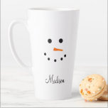 Niedlich Snowman Face White Christmas Personalisie Milchtasse<br><div class="desc">Niedlich Snowman Face White Christmas Personalisiert Latte Tasse ist die perfekte Geschenkidee für einen Freund oder Mitarbeiter. Erhältlich in verschiedenen Größen. Entworfen mit einem bezaubernden klassischen Gesicht eines Schneemanns und mit schwarzem Kalligraphieskriptnamen in der unteren Mitte angepasst. Design ist auf beiden Seiten der Tasse. KLICKEN SIE AUF PERSONALISIEREN DER VORLAGENOPTION...</div>