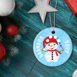 Niedlich Snowman Juggling Snowballs Weihnachten Keramik Ornament<br><div class="desc">Dieses niedliche und spielerische Illustrationsmuster eignet sich perfekt für die Weihnachtsferien. Es zeigt handgezeichnet und gemalte Aquarellschneemänner in verschiedenen Szenarien. Der vorne ist ein Schneemann, der Schneebälle jongliert. Das Muster auf der Rückseite besteht aus einem Jonglier-Schneeball, einem in glühenden Lichtern geknallt, einem stehenden in seiner warmen Winterausrüstung, einem anderen, der...</div>