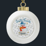 Niedlich Snowman Keramik Kugel-Ornament<br><div class="desc">Kalte Hände, warmes Herz... also sagen sie! Tragen Sie mit diesem bezaubernden Schneemann den Urlaubssinn mit. Passen Sie den Text Ihren Wünschen an (Sie können ihn sogar löschen). Wenn Sie ein helles Shirt gewollt haben, können Sie auch die Farbe des Schriftartes ändern. Erhältlich in dunklen und hellen Farben (einschließlich Schwarz...</div>