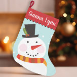 Niedlich Snowman Monogram Kleiner Weihnachtsstrumpf<br><div class="desc">Feiern Sie die Urlaubssaison mit diesem bezaubernden Weihnachtsfest-Strumpf, der eine Illustration eines Schneemanns mit einem mit heiligen Blätter und Beeren geschmückten Hut enthält. Der Schneemann mit Karottennase, gemütlichem Winterschal und zarten Schneeflocken wird von einer trendigen, geschliffenen Kante gerahmt. Dieses Design wird eine Touch von Beifall zu Feriendekorationen hinzufügen und kann...</div>