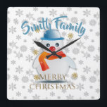 Niedlich Snowman Quadratische Wanduhr<br><div class="desc">Kalte Hände, warmes Herz... also sagen sie! Tragen Sie mit diesem bezaubernden Schneemann den Urlaubssinn mit. Passen Sie den Text Ihren Wünschen an (Sie können ihn sogar löschen). Wenn Sie ein helles Shirt gewollt haben, können Sie auch die Farbe des Schriftartes ändern. Erhältlich in dunklen und hellen Farben (einschließlich Schwarz...</div>