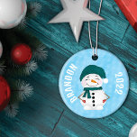 Niedlich Snowman Scarf Hat Weihnachten Keramik Ornament<br><div class="desc">Dieses niedliche und spielerische Illustrationsmuster eignet sich perfekt für die Weihnachtsferien. Es zeigt handgezeichnet und gemalte Aquarellschneemänner in verschiedenen Szenarien. Der vorne ist ein Schneemann, der in seiner warmen Winterausrüstung stehend scharfsinnig eingeklemmt ist. Das Muster auf der Rückseite besteht aus einem Jonglier-Schneeball, einem in glühenden Lichtern geknallt, einem stehenden in...</div>