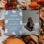 Niedlich Spooky One Halloween Junge 1. Geburtstag  Einladung<br><div class="desc">Der **Niedliche Spooky Ein Halloween Junge 1. Geburtstag Foto Einladung** ist eine wunderbare Möglichkeit, den Meilenstein Ihres kleinen zu feiern mit einer lustigen und festlichen Touch. Mit einer hübschen Halloween-Grafik und Platz für ein hochgeschätztes Foto, ist diese Einladung ein Set für eine spektakuläre Geburtstagsfeier. Sein lebendiges Design verbindet spielerische Elemente...</div>