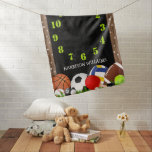 Niedlich Sport Themenmonat Meilenstein Baby Blanke Babydecke<br><div class="desc">Adorable Sport-Meilenstein-Babydecke mit einem rustikalen Holzfußboden, mit winzigen niedlichen weißen Sternen als Dekoration, einer monatlichen Meilenstein-Vorlage auf einem Kreidebrett und einer Reihe von bunten Sportgeräten auf einem grünen Grasbett, einschließlich Fußball, Basketball, Volleyball, Rugby Ball, Golf, Snooker, Tennis, Pingpong, Hockey und Baseball. Fügen Sie den Babynamen zur Personalisierung hinzu. Das macht...</div>