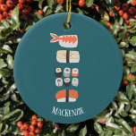 Niedlich Sushi Individuelle Name Keramik Ornament<br><div class="desc">Zeigen Sie Ihre Liebe von Sushi,  Nigiri und Maki Brötchen mit diesem lustigen alternativen Weihnachtsschmuck. Ändern oder entfernen Sie den Namen,  der angepasst werden soll.</div>