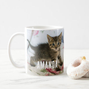Niedlich Tabby Kitten sieht überraschend aus Kaffeetasse