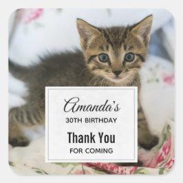 Niedlich Tabby Kitten sieht überraschend Geburtsta Quadratischer Aufkleber