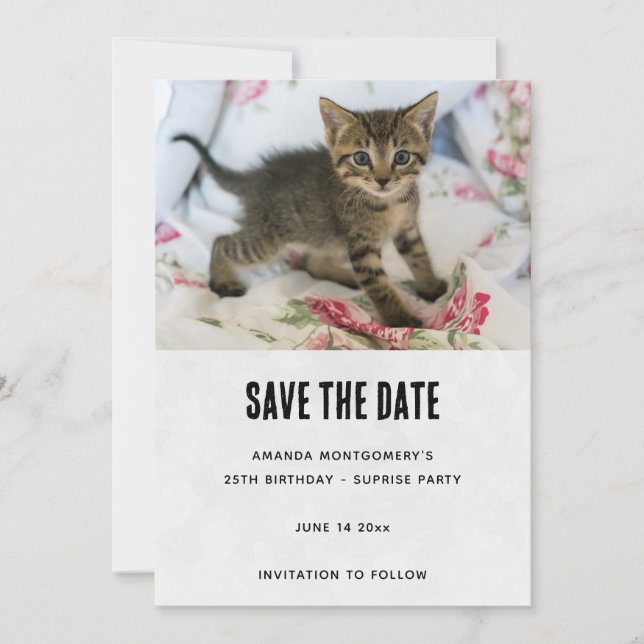 Niedlich Tabby Kitten sieht überraschend Geburtsta Save The Date (Vorderseite)