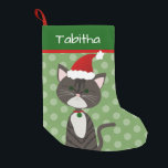 Niedlich Tabby Santa Cat Kleiner Weihnachtsstrumpf<br><div class="desc">Erstellen Sie einen personalisierten Strumpf für Ihre Katze oder einen Katzenliebhaber. Dieses Design besteht aus einer niedlichen grauen Cartoon-Katze mit einer Weihnachtsmannmütze und Weihnachtsfarben,  mit der Fähigkeit,  auf Ihre Bedürfnisse anzupassen. Originelles Design von Night Owl's Menagerie,  2020.</div>