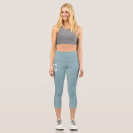Niedlich taubenblau mit Monogramm Capri Leggings