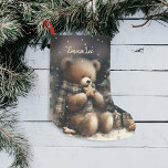 Niedlich Teddy Bear Christmas Monogram Kleiner Weihnachtsstrumpf<br><div class="desc">Genießen Sie diesen bezaubernden mit Monogramm Strumpf für Ihren Urlaub Zuhause oder für Geschenke. Dieses "Niedliche Teddy Bären Weihnachten"-Design liegt in der Nähe eines kleinen,  geschmückten Weihnachtsbaumes mit einem Lebkuchen. Er trägt einen karierten Schal,  und in der dunkelschwarzen Entfernung kann man Schneeflocken fallen sehen. Einfache Vorlage für Monogramm.</div>