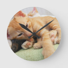Niedlich Tiger Stripe Kitten Runde Wanduhr