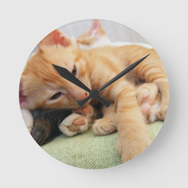 Niedlich Tiger Stripe Kitten Runde Wanduhr (Vorderseite)