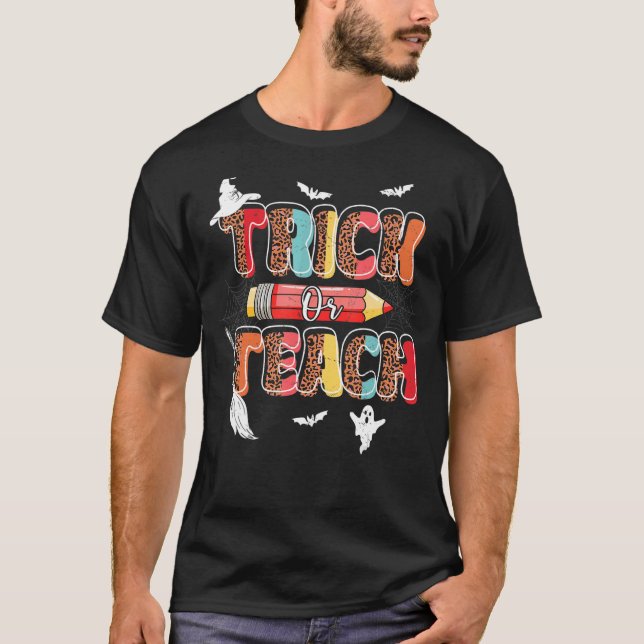 Niedlich Trick oder Teach Halloween Lehrer Leopard T-Shirt (Vorderseite)