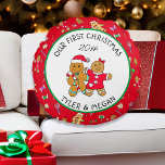 Niedlich Unsere ersten Weihnachten mit Gingerbrett Rundes Kissen<br><div class="desc">Fügen Sie Ihren Namen und das Jahr zu diesem niedlichen personalisierten Weihnachtskissen mit einem niedlichen Lebkuchenpaar hinzu.</div>