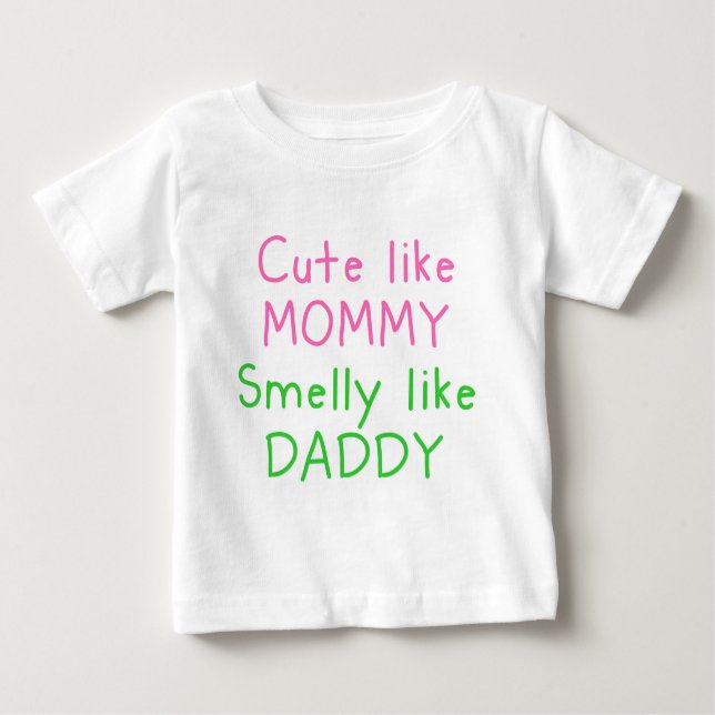 Niedlich wie die Mama, Smelly wie Vati Baby T-shirt (Vorderseite)