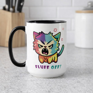 Niedlich zornige Katze, die Fluff abschaut. Tasse