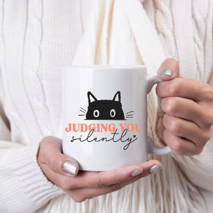 Niedlich zu beurteilen, wie leise Katze ist Kaffeetasse