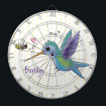 Niedliche Abbildung des Cartoon von Hummingbird Dartscheibe<br><div class="desc">Dieses niedliche Design zeichnet sich durch einen grünen und lila glücklichen Kolibri mit einem Bienenfreund aus. Alles gemacht in fröhlicher Cartoon Illustration Stil!</div>