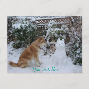 niedliche akita im Schnee mit einem Schneemann aki Postkarte