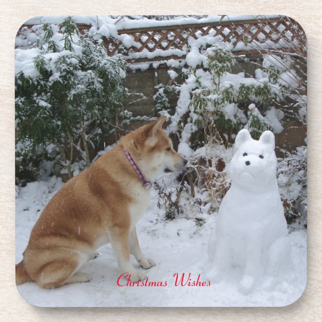niedliche akita sitzt mit Schneemann im Schneehund Getränkeuntersetzer (Vorderseite)