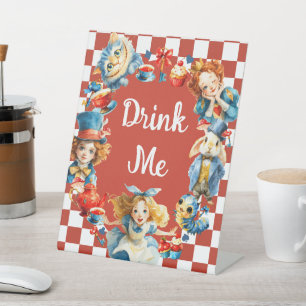 Niedliche Alice in ONEDERLAND 1. Geburtstag Trinke Sockelschild