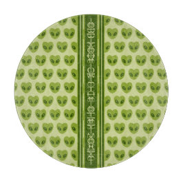 Niedliche Alien mit grünen Herz in Glyphen Schneidebrett