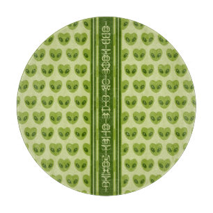 Niedliche Alien mit grünen Herz in Glyphen Schneidebrett