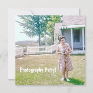 Niedliche ältere Lady mit einer alten Filmkamera Einladung