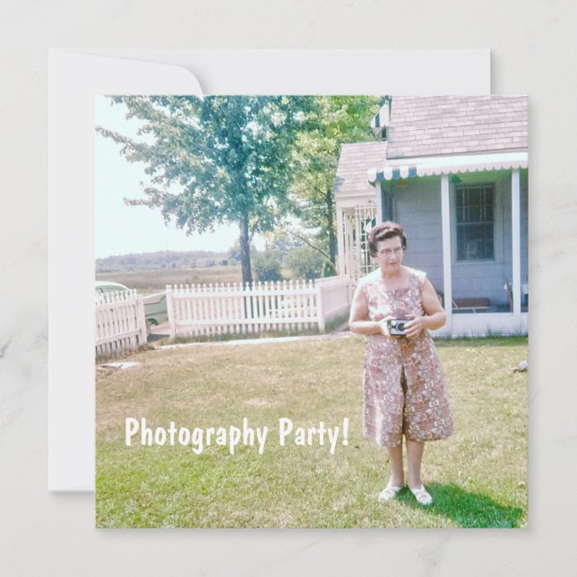 Niedliche ältere Lady mit einer alten Filmkamera Einladung (Vorderseite)