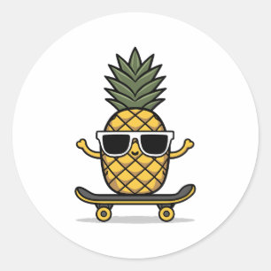 Niedliche Ananas mit Sonnenbrille auf einem Skateb Runder Aufkleber