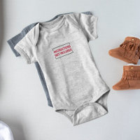 Niedliche Anweisungen nicht im Babykartonanzug ent