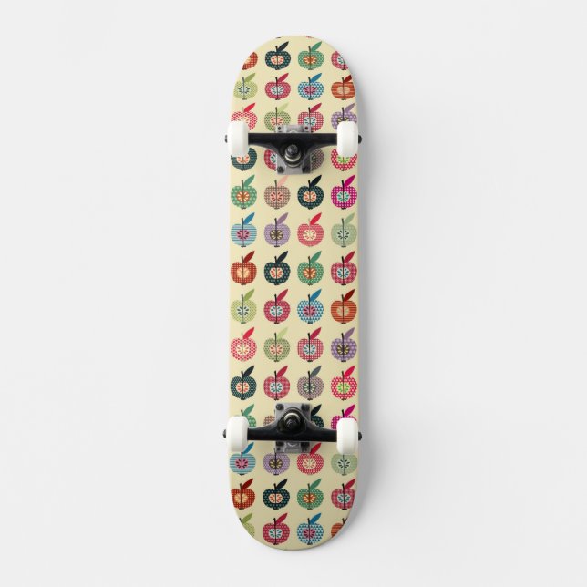 Niedliche Äpfel in der Retro Art Skateboard (Vorderseite)