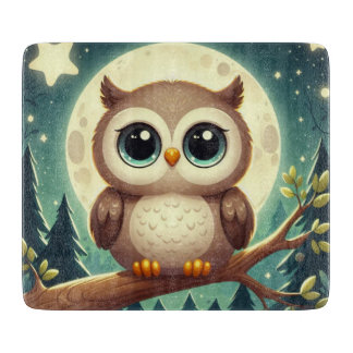 Niedliche Babyeule nachts mit Mond Schneidebrett