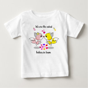 Niedliche Babyfüchse Küssen mit bunten Herzen Baby T-shirt