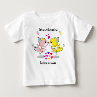 Niedliche Babyfüchse Küssen mit bunten Herzen Baby T-shirt